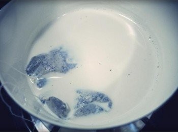 step3: 然後茶包放進熱牛奶中~~ 浸泡到變溫涼狀態!!!