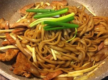 step6: 之後落老抽、蠔油、糖、胡椒粉、麻油等調味料炒至顏色均勻，自己試一下味，可以的話就落埋蔥段炒勻上碟便可。