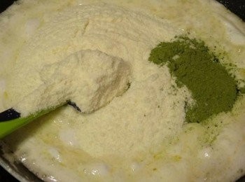 step4: 棉花糖與無鹽奶油融化且結合後，倒入抹茶粉與奶粉充分混合。