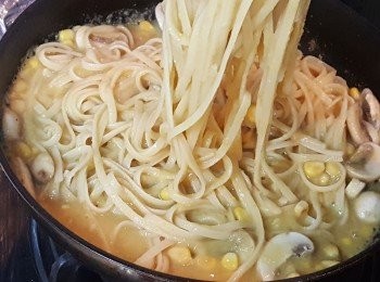 step8: 將意粉回鑊加入適量南瓜濃湯炒勻。