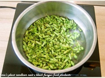 step2: 山翡翠用熱水川燙片刻後撈出，並放入冰水中冰鎮一會。