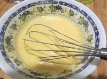 step3: 加热不沾煎锅，放少許油，放入四湯匙面糊用小火煎至表面看到泡泡，反轉再煎至一分鐘左右即可。重複此步驟，把麵糊煎完。