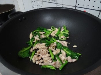 step1: 雞肉去皮切條，下魚露醃數分鐘;    
燒熱2湯匙油， 下雞肉爆至7成熟, 下芥蘭炒至雞肉熟透