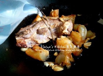 step5: 燒紅鑊 , 爆香蒜頭 , 牛展及牛筋 , 加入生抽 , 糖及水拌勻煮滾