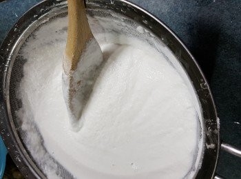 step4: 開粉漿後過一次篩(蘿蔔打汁開漿後較杰,要慢慢用匙來刮過篩