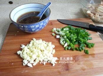 step6: 蔥切粒 , 薑去皮切細粒 , 蒜頭去衣切細粒 , 留起的雞汁加入生抽 , 老抽 , 糖 , 麻油拌勻成汁料備用