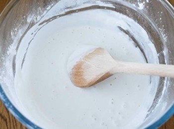 step2: 將300毫升水與澄麵和沾米粉拌勻