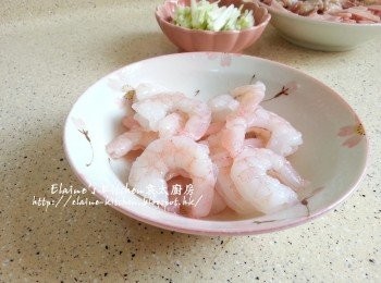 step3: 蝦仁解凍後洗淨 , 抹乾水份放入大碗中 , 加入熱水浸1分鐘至轉色 , 盛起蝦仁