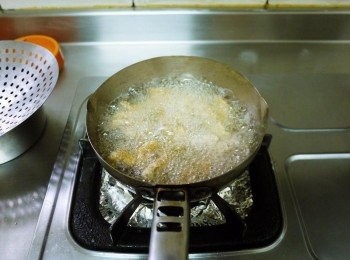step5: 熱鍋，炸至金黃酥脆備用。