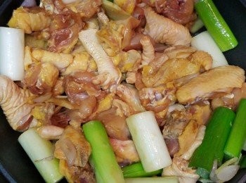 step4: 下雞件灒酒煎香兩邊至一半熟。