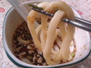 step13: 也可以道地的吃法，夾一口麵到醬汁涮一下大口吸入嘴裡，很過癮喔!