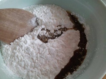 step4: 把已經完全涼透的黑糖水倒入糯米粉中