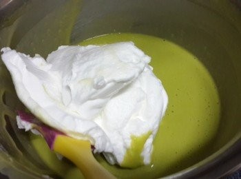 step10: 於蛋黄麵糊中加入約1/3份量的蛋白霜， 用橡皮刮刀混合均勻。