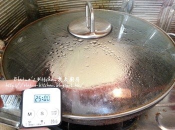 step3: 放入鑊中蓋上蓋先用大火蒸2分鐘 , 再將鑊蓋留縫隙 , 轉慢火再蒸25分鐘