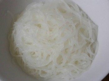 step10: 另一鍋子把米粉煮好 , 盛入碗中