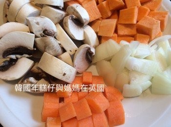 step1: 將所有蔬菜切粒備用。