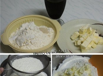 step2: 製作《主麵糰》：

無鹽奶油切成小塊狀放進冰箱冷藏備用。
高筋麵粉混合酵母粉一起過篩到工作鋼盆中
把切好的奶油塊從冰箱取出來
放進過篩好的麵粉裡
用刮刀以《切拌》的方式
將奶油一邊切成無數小碎屑
一邊拌進麵粉中
