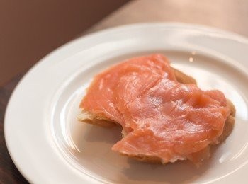 step12: 組合：兩塊多士上放上煙三文魚，再放水煮蛋，最後淋上荷蘭醬即成