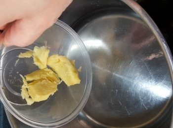 step3: 凍開水1100g加入35g拍扁的薑肉一起煮滾