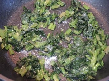 step10: 青雪菜的做法：青雪菜先沖水，再浸水30分鐘，取出搾乾，切小粒。在鍋中乾炒去水份，再加入1茶匙油炒香，下1茶匙糖和1/2茶匙鎮江醋調味炒勻便成。