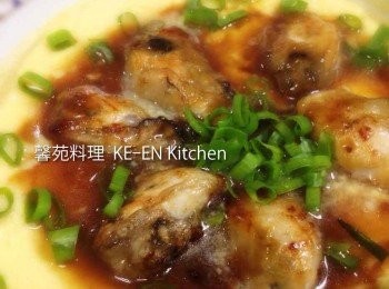 step5: 蛋蒸熟後蚵仔擺上倒入醬汁、撒上葱花即成