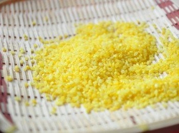 step5: 烹煮方式 免：本產品採用免洗米，不需再洗米。 加：米：水=1：1.35~1.5（杯） 浸：浸泡10分鐘，更加香Q好吃。 煮：按開關開始煮。 悶：煮好時再悶10分鐘。 鬆：均勻輕柔的將飯粒拌鬆，勿用力壓。 保存方式 : 避免放置日曬、潮濕環境，拆封後請放入冷藏保存，確保新鮮。 本產品採用天然蔬果<span class="group_1">食材</span>原萃，顆粒色澤會有深淺不同為自然現象，請安心食用。