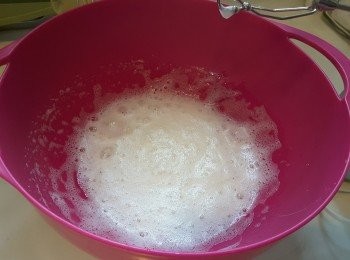 step5: 用電動打蛋器：蛋白打起粗泡後加入半份糖及檸檬汁攪打約3分鐘、