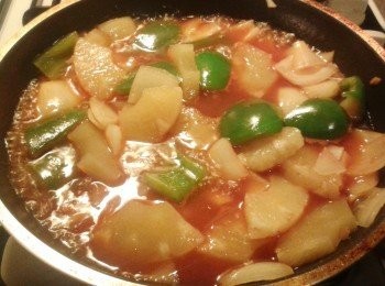 step5: 然後下洋蔥，青椒，煮3分鐘，下所有醬汁拌勻，再煮2分鐘