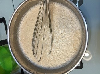 step2: 把面糊分為兩份，一份600ml ,一份400ml。然後把600ml 面糊加入班蘭葉香精，拌勻形成綠色。