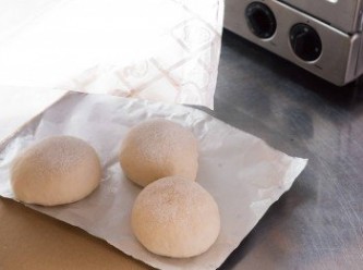 step31: 在麵團上覆蓋鋁箔紙，將不會沾黏的那一面朝下擺放！