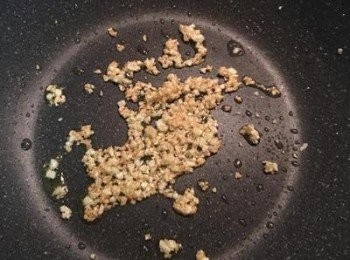step5: 完整的蒜頭切開面煎上色後即可翻面略煎後取出；蒜末則炒到呈淡黃色即可。 炒到金黃的蒜末，很香但吃過後嘴裡不會有很重的蒜味喔！！