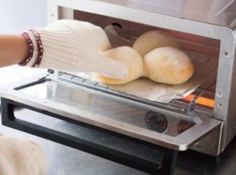 step35: 確認烤色，若內側麵包的烤色較深則可以調換位置