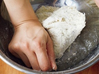 step2: 用橡皮刮刀攪拌至麵粉與水完全融合後，在調理盆中輕輕揉捏至麵粉結塊消失且變得黏稠沾手為止。