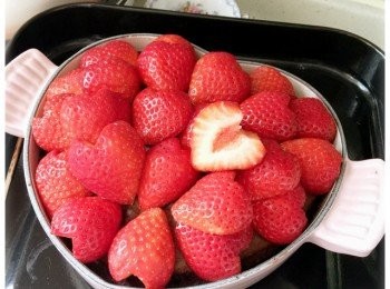 step5: 焗好後待涼。將草莓切成心心型，先搽上忌廉，再鋪上草莓。