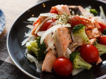 step5: 最後再把鮭魚撥開，並與沙拉混合後就完成，這道鹽烤鮭魚沙拉，是不是很簡單呢？快點來試試看吧！