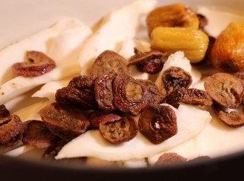 step2: 山楂及淮山沖洗乾淨浸約10分鐘