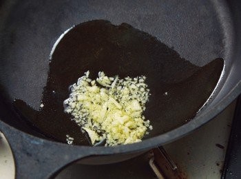 step4: 將大蒜與橄欖油（2小匙，分量外）放入深鍋中，以小火加熱至產生宜人的香氣。