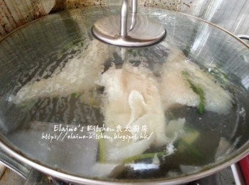 step2: 燒紅鑊 , 鑊中加入水 , 薑片 , 蔥段及紹酒煮滾 , 放入牛栢葉及豬皮用中火煮15分鐘後熄火焗20分鐘