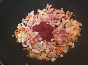 step4: 放入肉絲並加入一湯匙蕃茄醬拌炒,