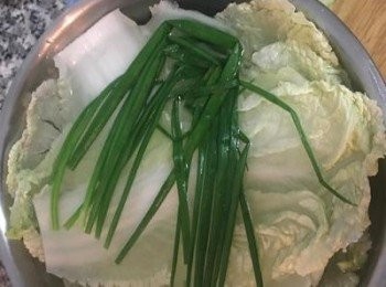 step6: 滾水倒入放白菜和蔥青的鍋裡，將白菜和蔥青燙軟