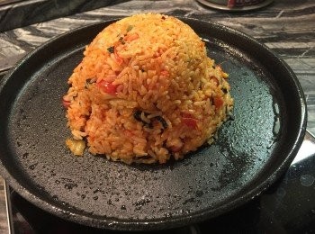 step9: 圓鐵板掃上一層油，並加熱至高溫。然後將炒飯倒扣在鐵板中間，用匙稍在頂部壓一壓，形成一個小火山洞。（因怕飯鬆散，我並沒有壓太深。）