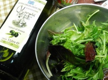 step4: 將橄欖油淋在沙拉上拌一拌