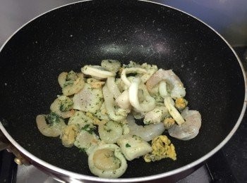 step1: 海鮮解凍沖洗後，開鑊中小火煎煮至半熟，上碟備用