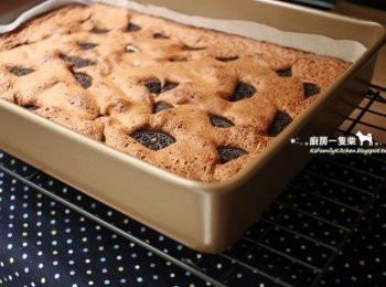 step10: 烤完連同烤盤一起置於鐵架上放涼。再切成合適大小享用。（我總共切出32小塊）