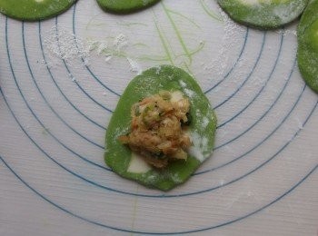 step18: 將內餡包入雙色餃子皮裡,捏成自己喜歡的餃子型狀。