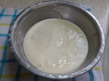 step4: 加入低筋面粉及牛奶，以切拌法混合至無粒粒便停手，時間太久會出現筋性。