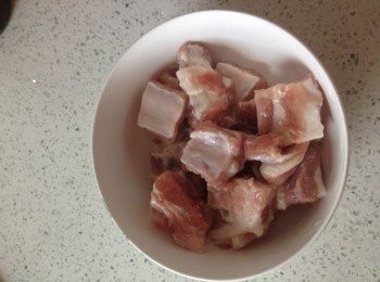 step1: 排骨多次沖洗去血水，放入少許鹽，醬油，和生粉拌均勻備用。