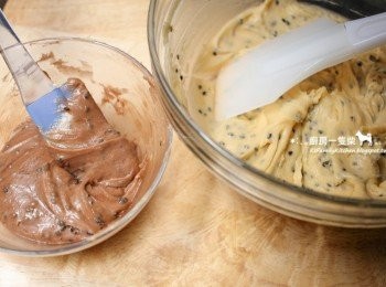 step6: 分出約1/3的芝麻麵糊，加入少許過篩的無糖可可粉混合，調成巧克力味。(這步驟也可省略）