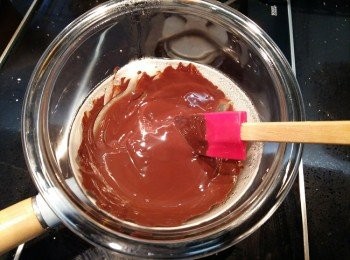 step9: 融化黑巧克力的溫度不可超過50度c。 再將法式糖片沾上巧克力即完成。