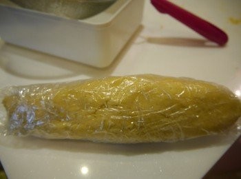 step2: 塔皮: 用保鮮膜包起麵糰放入冰箱冷藏3-40分鐘後備用。